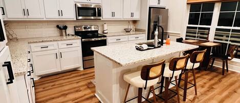 Køleskab, mikrobølgeovn, ovn, kogeplade