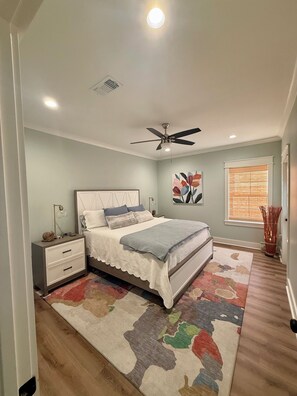 3 habitaciones, tabla de planchar con plancha y cuna de viaje 