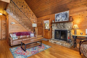 Smart TV, chimenea, futbolito, libros