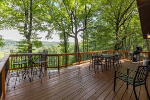 Outdoor dining - The Perfect Family Getaway Sleeps 8, 3 BR-3 BA, Amazing VIEWS and Pet-Friendly (Deep Gap)