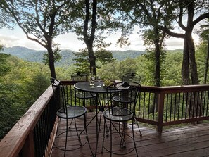 Outdoor dining - The Perfect Family Getaway Sleeps 8, 3 BR-3 BA, Amazing VIEWS and Pet-Friendly (Deep Gap)