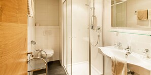 Apartment | Bathroom | Shower, hair dryer, towels, toilet paper