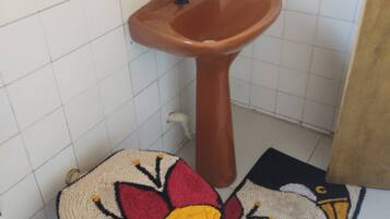 Toalhas de banho, sabonete, papel higiênico