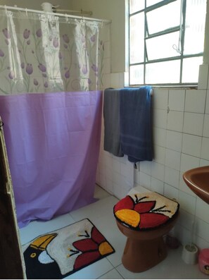 Håndklær, såpe og toalettpapir