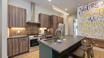 Lemari es, microwave, oven, dan kompor