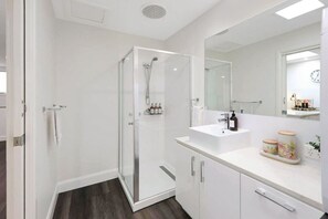 Hair dryer, towels - City Centre Unit Overlooking Ryrie Street (Geelong)