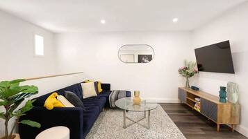 Een televisie en boeken