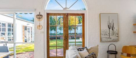 TV, fireplace, ping pong