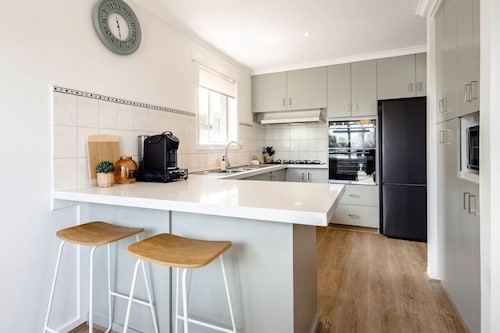 Views on the Avenue - Clifton Springs