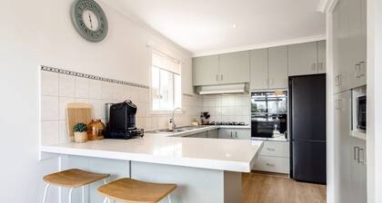 Views on the Avenue - Clifton Springs