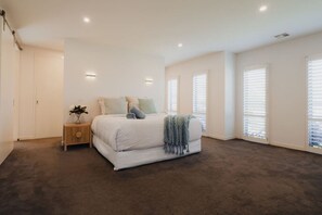 5 habitaciones, tabla de planchar con plancha, wifi y ropa de cama