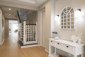 Interior - Hamptons in Torquay - 5 bath, Pool, Spa & Theatre! (Torquay)