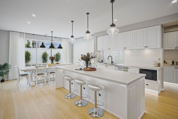 Fridge, microwave, oven, stovetop - Hamptons in Torquay - 5 bath, Pool, Spa & Theatre! (Torquay)