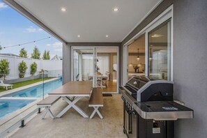 Outdoor dining - Hamptons in Torquay - 5 bath, Pool, Spa & Theatre! (Torquay)