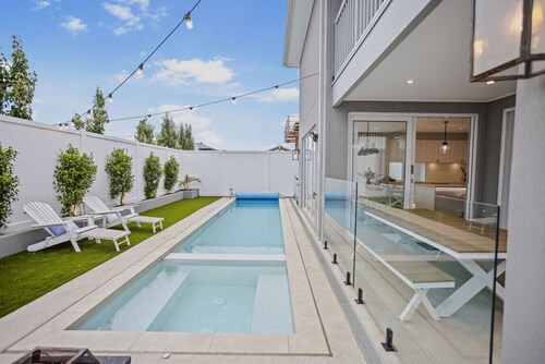 Hamptons in Torquay - 5 bath, Pool, Spa & Theatre!