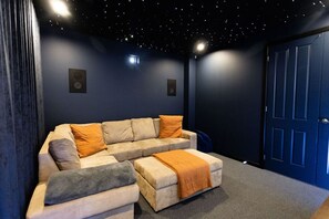 Téléviseur connecté, jeux vidéo, lecteur de DVD, table de ping-pong