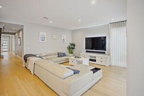 Smart-TV, videospill, DVD-spiller og bordtennis