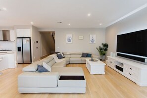 Smart-TV, videospill, DVD-spiller og bordtennis