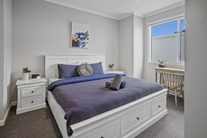 5 soverom, skrivebord, strykejern/-brett og reiseseng for barn