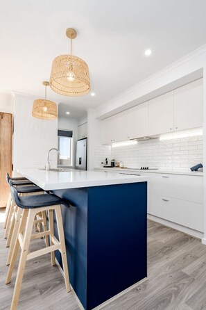 Réfrigérateur, four à micro-ondes, un four, surface de cuisson