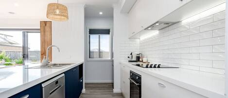 冷蔵庫、電子レンジ、オーブン、コンロ