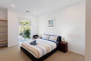 Een bureau, een strijkplank/strijkijzer, wifi, beddengoed