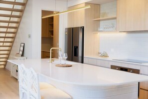 Een koelkast, een microgolfoven, een oven, een kookplaat