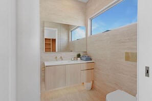 Een haardroger, handdoeken, zeep, shampoo