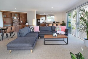 Televisio, takka, pöytätennispöytä