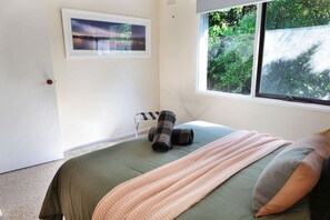 4 عدّة غرف نوم وواي فاي وملاءات أسرّة