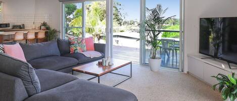 TV, fireplace, ping pong