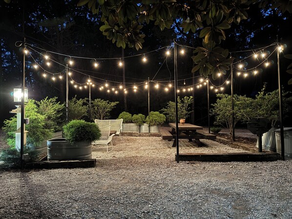 Outdoor dining - Woods and Water Cabin (Batesville)