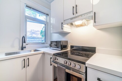 Sunny & Spacious Oasis in Quiet Parkside Neighbourhood, WFH space & deck. 