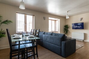 Interior - Modern Fully Furnished Apartment/ 2 Parking Spaces (Crawley)