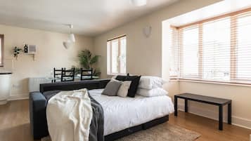 2 bedrooms, iron/ironing board, internet, bed sheets