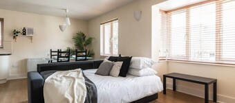 Modern Fully Furnished Apartment/ 2 Parking Spaces