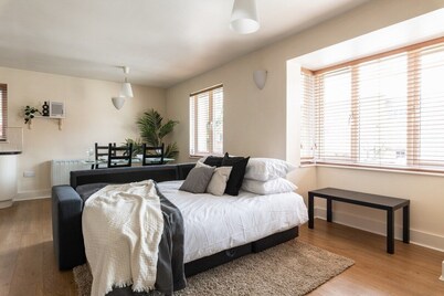 Modern Fully Furnished Apartment/ 2 Parking Spaces