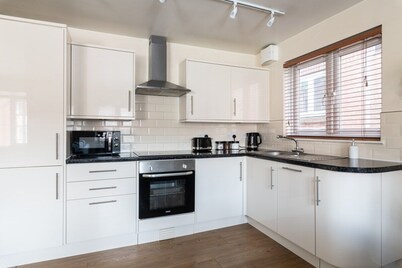 Modern Fully Furnished Apartment/ 2 Parking Spaces