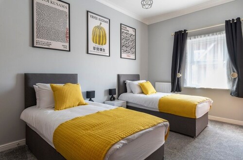 Stunning 2BR 2BA w/ Super King Beds + Free Parking