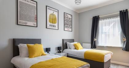 Stunning 2BR 2BA w/ Super King Beds + Free Parking