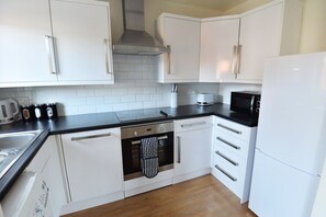 Fridge, microwave, oven, stovetop - Luxury 2 BR Fully Furnished Flat- 2 Parking Spaces (Crawley)