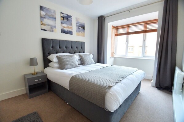 2 bedrooms, iron/ironing board, WiFi, bed sheets - Luxury 2 BR Fully Furnished Flat- 2 Parking Spaces (Crawley)
