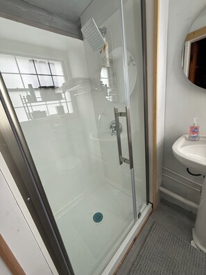 Hiustenkuivaaja, pyyhkeet, saippua, vessapaperi