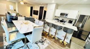 Kühlschrank, Mikrowelle, Ofen, Geschirrspüler