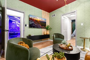 Smart TV, fireplace, table football, ping pong - Ultimate Asheville Getaway: Playground·HotTub·Sauna·Game Room· Fenced·15 min AVL (Asheville)