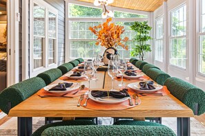 Dining - Ultimate Asheville Getaway: Playground·HotTub·Sauna·Game Room· Fenced·15 min AVL (Asheville)