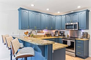Fridge, microwave, oven, stovetop - Ultimate Asheville Getaway: Playground·HotTub·Sauna·Game Room· Fenced·15 min AVL (Asheville)