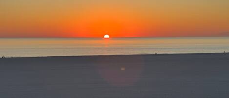 Plage, chaises longues, serviettes de plage