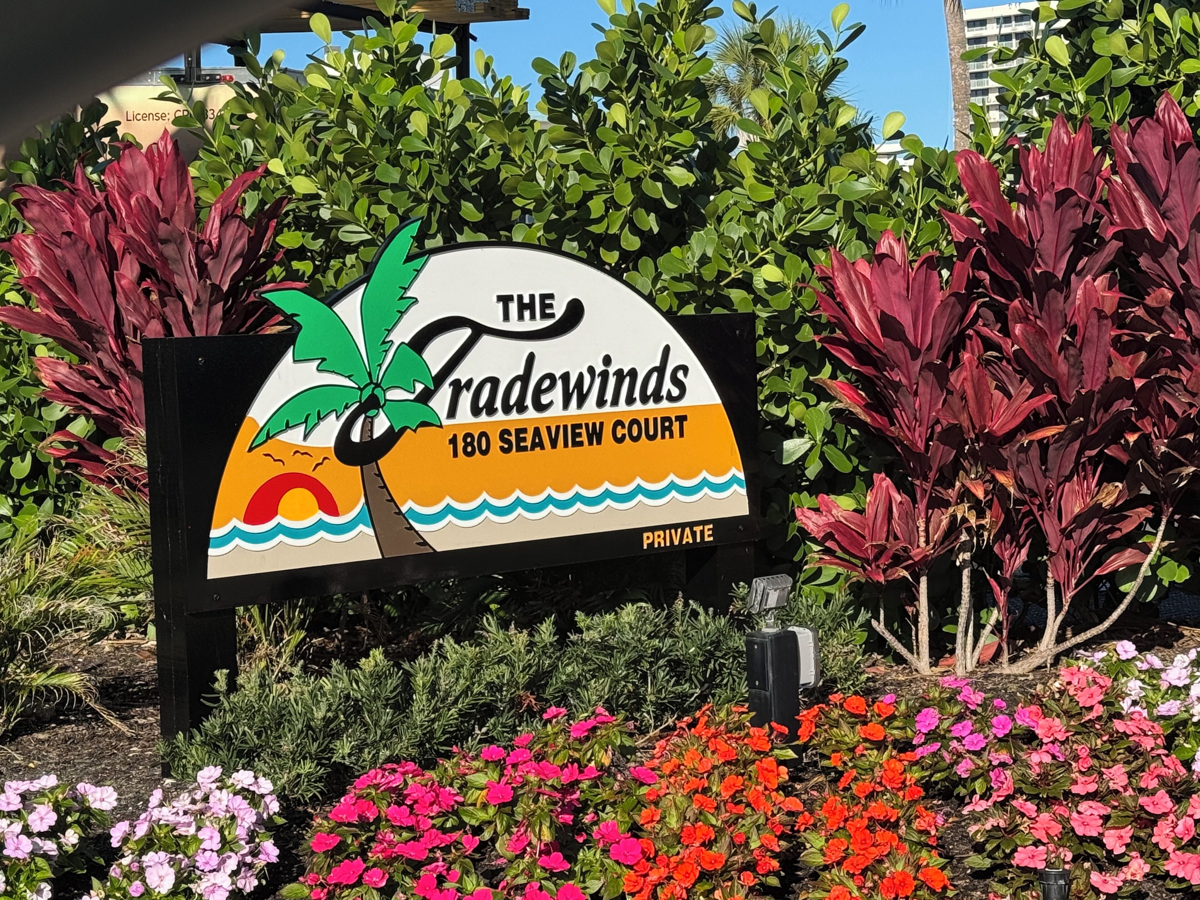 Señal para The Tradewinds en la dirección 180 Seaview Court, que indica propiedad privada.