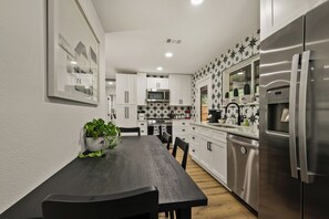 Microwave, oven, stovetop, dishwasher - Arlington Retreat: Walk to AT&TStadium + GlobeLife (Arlington)